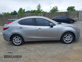 2016 Scion iA z VIN 3MYDLBZV5GY144289, wystawiony jako IAAI lot #42247688 z przebiegiem 107 958 mil mil oraz . Historia ofert i sprzedaży dostępna na DreamBid. Obrazek 13.