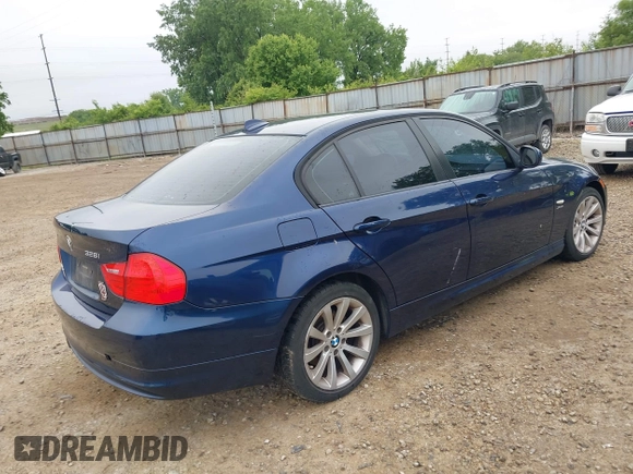 2011 BMW 3 Series 328i xDrive z VIN WBAPK5G5XBNN25836, wystawiony jako IAAI lot #42352968 z przebiegiem 108 638 mil mil oraz . Historia ofert i sprzedaży dostępna na DreamBid. Obrazek 4.