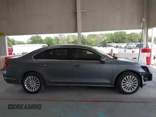 2017 Volkswagen Passat SE z VIN 1VWBT7A32HC031209, wystawiony jako IAAI lot #42445548 z przebiegiem 83 477 mil mil oraz . Historia ofert i sprzedaży dostępna na DreamBid. Obrazek 14.