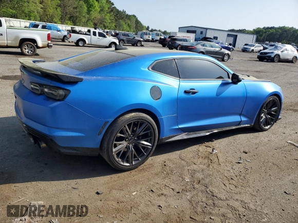 2023 Chevrolet Camaro ZL1 z VIN 1G1FK1R64P0157342, wystawiony jako Copart lot #50989355 z przebiegiem 4114 mil mil oraz Szkody całkowita. Historia ofert i sprzedaży dostępna na DreamBid. Obrazek 3.