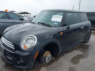 2012 MINI Hardtop z VIN WMWSU3C56CT369757, wystawiony jako IAAI lot #42194643 z przebiegiem 82 906 mil mil oraz . Historia ofert i sprzedaży dostępna na DreamBid. Obrazek 17.