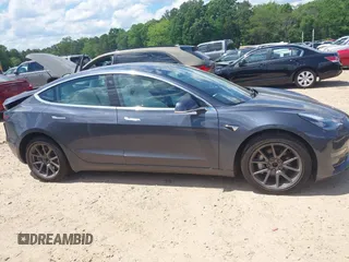 2020 Tesla Model 3 Long Range z VIN 5YJ3E1EB9LF667993, wystawiony jako IAAI lot #41990917 z przebiegiem 58 269 mil mil oraz . Historia ofert i sprzedaży dostępna na DreamBid. Obrazek 13.