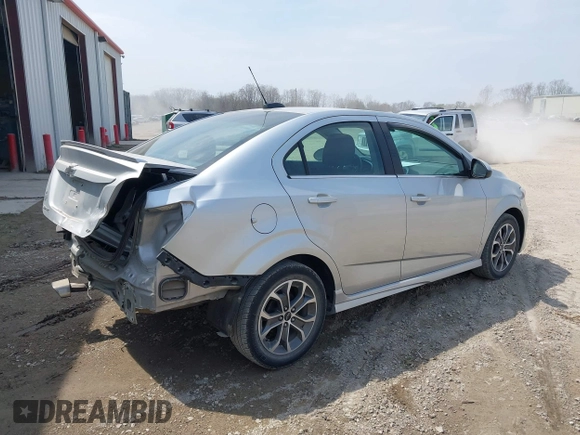 2018 Chevrolet Sonic LT z VIN 1G1JD5SH8J4100214, wystawiony jako IAAI lot #42133743 z przebiegiem 103 508 mil mil oraz . Historia ofert i sprzedaży dostępna na DreamBid. Obrazek 4.