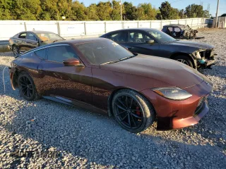 2023 Nissan Z Performance z VIN JN1BZ4BH8PM311058, wystawiony jako Copart lot #74943134 z przebiegiem 26 419 mil mil oraz Czysty tytuł • Clean title. Historia ofert i sprzedaży dostępna na DreamBid. Obrazek 4.