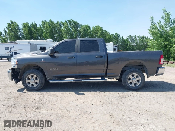 2024 Ram 2500 Big Horn z VIN 3C6UR5DLXRG296301, wystawiony jako IAAI lot #42496302 z przebiegiem 47 626 mil mil oraz . Historia ofert i sprzedaży dostępna na DreamBid. Obrazek 15.
