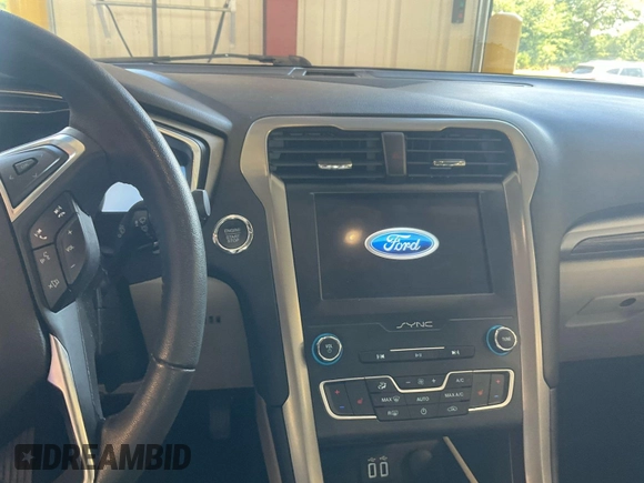 2020 Ford Fusion SEL z VIN 3FA6P0CD4LR177021, wystawiony jako IAAI lot #42743422 z przebiegiem 81 131 mil mil oraz . Historia ofert i sprzedaży dostępna na DreamBid. Obrazek 17.