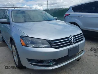 2015 Volkswagen Passat Wolfsburg Edition z VIN 1VWAT7A39FC096437, wystawiony jako IAAI lot #42343129 z przebiegiem 142 474 mil mil oraz . Historia ofert i sprzedaży dostępna na DreamBid. Obrazek 6.