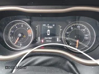 2018 Jeep Cherokee Latitude Tech Connect z VIN 1C4PJLCB0JD595520, wystawiony jako IAAI lot #42020413 z przebiegiem 79 910 mil mil oraz . Historia ofert i sprzedaży dostępna na DreamBid. Obrazek 7.