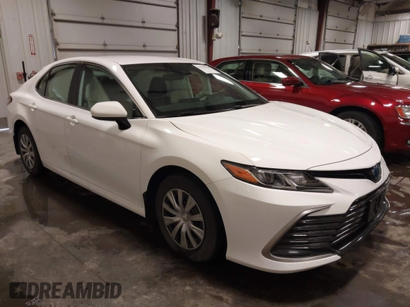 2022 Toyota Camry Hybrid LE with VIN 4T1C31AK4NU589284, listed as a IAAI auction lot 41570420 with 47,565 mi miles. Bid and sale history available at carsss.com. Image 1.