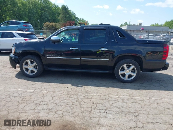 2012 Chevrolet Avalanche LTZ z VIN 3GNTKGE73CG110781, wystawiony jako IAAI lot #42557794 z przebiegiem 146 575 mil mil oraz . Historia ofert i sprzedaży dostępna na DreamBid. Obrazek 15.