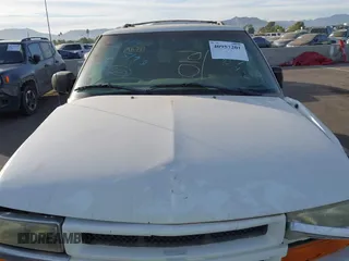 2000 Chevrolet Blazer LT z VIN 1GNDT13W6Y2383741, wystawiony jako IAAI lot #40957201 z przebiegiem 215 604 mil mil oraz . Historia ofert i sprzedaży dostępna na DreamBid. Obrazek 10.