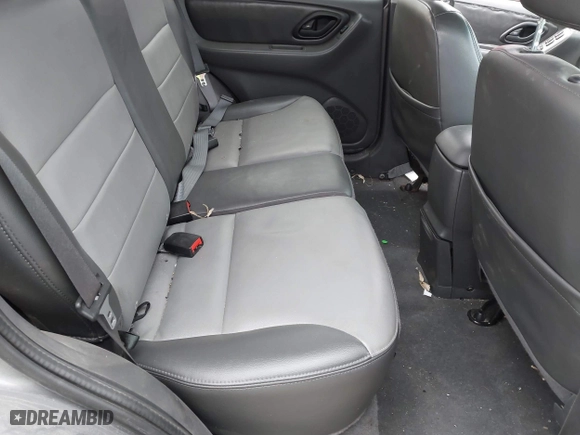 2004 Ford Escape XLT with VIN 1FMCU93104KA88855, listed as a IAAI auction lot 41433173 with 136,355 mi miles. Bid and sale history available at carsss.com. Image 8.