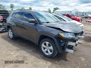 2018 Jeep Compass Latitude z VIN 3C4NJDBB5JT355582, wystawiony jako IAAI lot #42351818 z przebiegiem 75 324 mil mil oraz . Historia ofert i sprzedaży dostępna na DreamBid. Obrazek 1.
