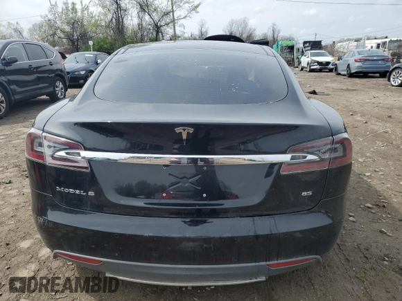 2013 Tesla Model S z VIN 5YJSA1CN8DFP22679, wystawiony jako Copart lot #51812615 z przebiegiem 1 211 mil mil oraz Czysty tytuł • Clean title. Historia ofert i sprzedaży dostępna na DreamBid. Obrazek 6.