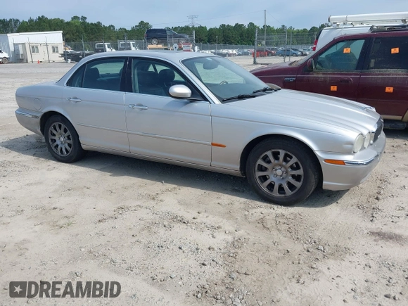 2004 Jaguar XJ 8 z VIN SAJWA71C24SG32778, wystawiony jako IAAI lot #42265164 z przebiegiem 155 872 mil mil oraz . Historia ofert i sprzedaży dostępna na DreamBid. Obrazek 1.
