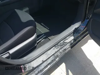 2025 Nissan Sentra SV z VIN 3N1AB8CV7SY292715, wystawiony jako IAAI lot #42441271 z przebiegiem 5 623 mil mil oraz . Historia ofert i sprzedaży dostępna na DreamBid. Obrazek 6.
