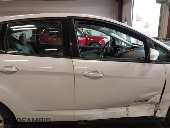 2017 Ford C-Max SE z VIN 1FADP5EU8HL107626, wystawiony jako IAAI lot #42279162 z przebiegiem 79 697 mil mil oraz . Historia ofert i sprzedaży dostępna na DreamBid. Obrazek 13.