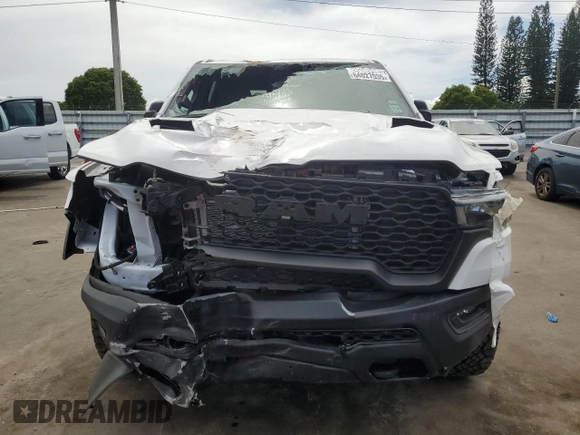 2025 Ram 1500 Rebel z VIN 1C6SRFLP7SN584078, wystawiony jako Copart lot #64027035 z przebiegiem 7 584 mil mil oraz Czysty tytuł • Clean title. Historia ofert i sprzedaży dostępna na DreamBid. Obrazek 5.