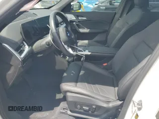 2023 BMW X1 xDrive28i z VIN WBX73EF02P5Y15293, wystawiony jako Copart lot #57629965 z przebiegiem 7 381 mil mil oraz Szkoda całkowita • Salvage title. Historia ofert i sprzedaży dostępna na DreamBid. Obrazek 7.
