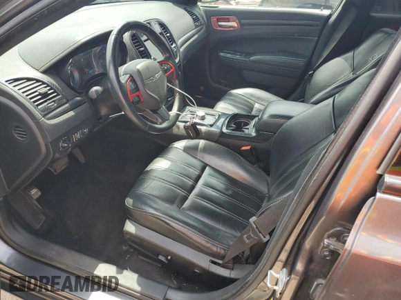 2015 Chrysler 300 S z VIN 2C3CCAGG8FH899454, wystawiony jako Copart lot #59947615 z przebiegiem 113 942 mil mil oraz Szkoda całkowita • Salvage title. Historia ofert i sprzedaży dostępna na DreamBid. Obrazek 7.