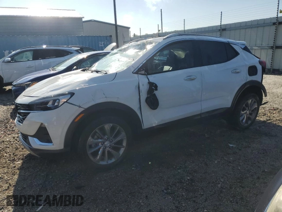 2022 Buick Encore GX Essence z VIN KL4MMFSL9NB064883, wystawiony jako Copart lot #52214935 z przebiegiem 37 255 mil mil oraz Czysty tytuł • Clean title. Historia ofert i sprzedaży dostępna na DreamBid. Obrazek 1.