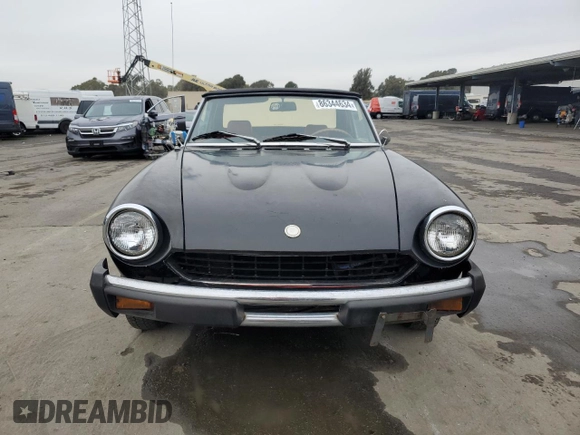 1975 FIAT 124 Spider z VIN 124CS10095845, wystawiony jako Copart lot #86344634 z przebiegiem 86 863 mil mil oraz Czysty tytuł • Clean title. Historia ofert i sprzedaży dostępna na DreamBid. Obrazek 5.