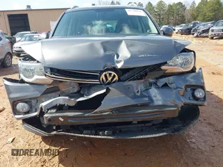 2015 Volkswagen Tiguan SE z VIN WVGBV7AXXFW503955, wystawiony jako IAAI lot #41730076 z przebiegiem 146 446 mil mil oraz . Historia ofert i sprzedaży dostępna na DreamBid. Obrazek 6.