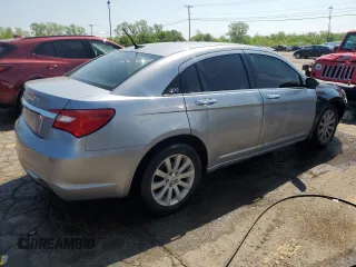 2014 Chrysler 200 Limited z VIN 1C3CCBCG2EN107848, wystawiony jako Copart lot #56942195 z przebiegiem 87 833 mil mil oraz Czysty tytuł • Clean title. Historia ofert i sprzedaży dostępna na DreamBid. Obrazek 3.
