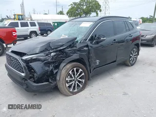 2024 Toyota Corolla Cross XLE z VIN 7MUEAABG8RV084586, wystawiony jako IAAI lot #42211214 z przebiegiem 16 316 mil mil oraz . Historia ofert i sprzedaży dostępna na DreamBid. Obrazek 2.