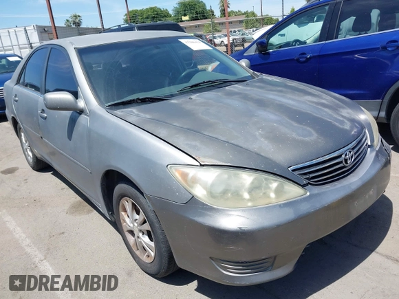 2005 Toyota Camry STD z VIN 4T1BE32K95U556765, wystawiony jako IAAI lot #42288424 z przebiegiem 232 413 mil mil oraz . Historia ofert i sprzedaży dostępna na DreamBid. Obrazek 1.