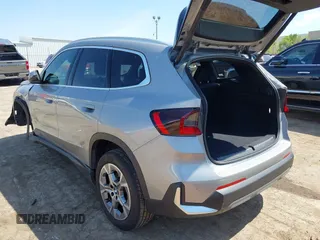 2023 BMW X1 xDrive28i z VIN WBX73EF03P5X46405, wystawiony jako IAAI lot #42038660 z przebiegiem 21 994 mil mil oraz . Historia ofert i sprzedaży dostępna na DreamBid. Obrazek 3.