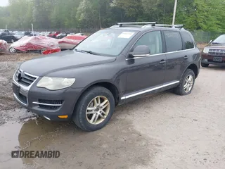 2008 Volkswagen Touareg V6 z VIN WVGBE77L98D001375, wystawiony jako IAAI lot #42265733 z przebiegiem 201 217 mil mil oraz . Historia ofert i sprzedaży dostępna na DreamBid. Obrazek 2.