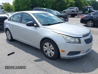 2014 Chevrolet Cruze LS z VIN 1G1PA5SH6E7209861, wystawiony jako IAAI lot #42535411 z przebiegiem 138 276 mil mil oraz . Historia ofert i sprzedaży dostępna na DreamBid. Obrazek 1.