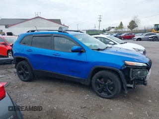 2018 Jeep Cherokee Latitude Tech Connect z VIN 1C4PJLCB0JD595520, wystawiony jako IAAI lot #42020413 z przebiegiem 79 910 mil mil oraz . Historia ofert i sprzedaży dostępna na DreamBid. Obrazek 14.