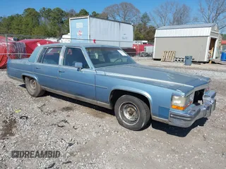 1988 Cadillac Brougham z VIN 1G6DW51Y1J9711403, wystawiony jako IAAI lot #41630262 z przebiegiem 51 635 mil mil oraz . Historia ofert i sprzedaży dostępna na DreamBid. Obrazek 1.