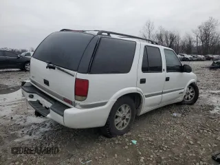 2000 GMC Jimmy Diamond Edition Luxury with VIN 1GKDT13W2Y2117114, listed as a Copart auction lot 85949424 with 0 mi miles and Salvage Title. Bid and sale history available at carsss.com. Image 3.