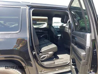 2024 Jeep Wagoneer Series II z VIN 1C4SJRBP6RS177027, wystawiony jako IAAI lot #42671631 z przebiegiem 33 707 mil mil oraz . Historia ofert i sprzedaży dostępna na DreamBid. Obrazek 8.