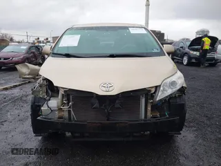 2011 Toyota Sienna LE AAS with VIN 5TDKK3DCXBS096325, listed as a IAAI auction lot 40997772 with 192,742 mi miles. Bid and sale history available at carsss.com. Image 13.