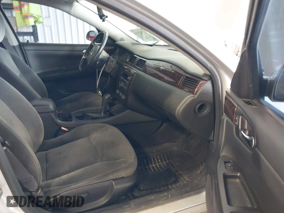 2014 Chevrolet Impala LS z VIN 2G1WA5E35E1177364, wystawiony jako IAAI lot #42343359 z przebiegiem 102 093 mil mil oraz . Historia ofert i sprzedaży dostępna na DreamBid. Obrazek 5.