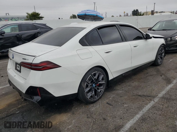 2024 BMW i5 eDrive40 z VIN WBY33FK04RCP62567, wystawiony jako Copart lot #85295344 z przebiegiem Nie podano mil oraz Szkody całkowita. Historia ofert i sprzedaży dostępna na DreamBid. Obrazek 3.