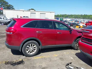 2017 Kia Sorento LX z VIN 5XYPG4A3XHG295107, wystawiony jako IAAI lot #42037114 z przebiegiem 91 967 mil mil oraz . Historia ofert i sprzedaży dostępna na DreamBid. Obrazek 13.