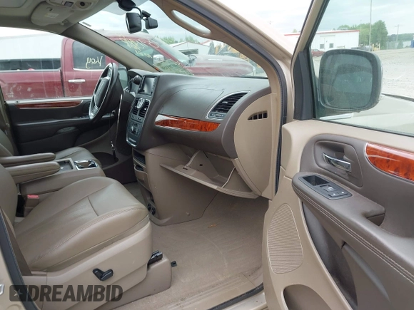 2016 Chrysler Town & Country Touring-L with VIN 2C4RC1CG1GR174351, listed as a IAAI auction lot 40789150 with 85,260 mi miles. Bid and sale history available at carsss.com. Image 5.