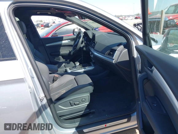 2025 Audi Q5 S line Premium z VIN WA1GAAFY0S2026775, wystawiony jako IAAI lot #41866254 z przebiegiem 8730 mil mil oraz . Historia ofert i sprzedaży dostępna na DreamBid. Obrazek 5.
