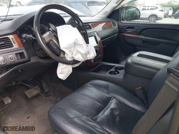 2013 Chevrolet Suburban LT with VIN 1GNSCJE05DR120061, listed as a IAAI auction lot 40496570 with 232,121 mi miles. Bid and sale history available at carsss.com. Image 5.