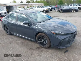 2025 Toyota Camry LE z VIN 4T1DAACK8SU111520, wystawiony jako IAAI lot #42045956 z przebiegiem 5 519 mil mil oraz . Historia ofert i sprzedaży dostępna na DreamBid. Obrazek 1.