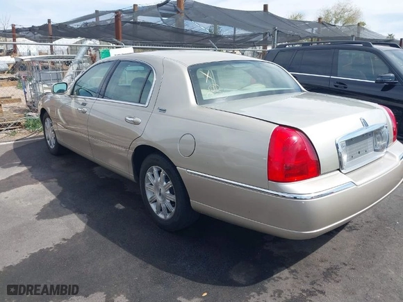 2009 Lincoln Town Car Signature Limited with VIN 2LNHM82V99X632889, listed as a IAAI auction lot 41849548 with 124,169 mi miles. Bid and sale history available at carsss.com. Image 6.