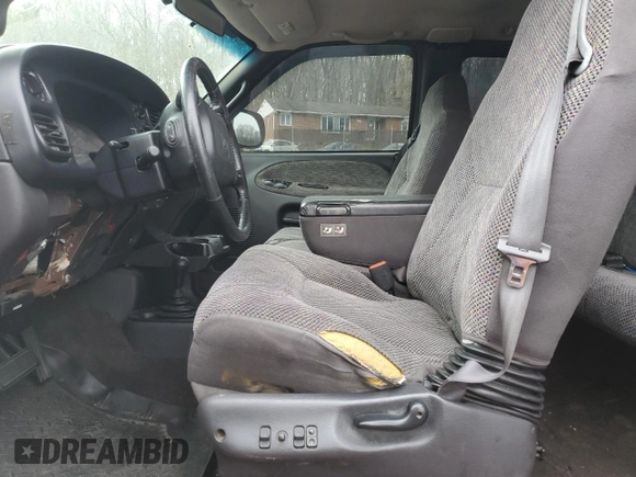 2000 Dodge 1500 z VIN 3B7HF13Z3YG146692, wystawiony jako Copart lot #84832814 z przebiegiem Nie podano mil oraz Szkoda całkowita • Salvage title. Historia ofert i sprzedaży dostępna na DreamBid. Obrazek 7.