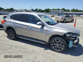 2022 BMW X1 xDrive28i z VIN WBXJG9C0XN5V40453, wystawiony jako Copart lot #56698705 z przebiegiem 31 091 mil mil oraz Szkoda całkowita • Salvage title. Historia ofert i sprzedaży dostępna na DreamBid. Obrazek 4.