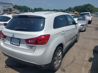 2015 Mitsubishi Outlander ES z VIN 4A4AP3AW0FE049546, wystawiony jako IAAI lot #42422937 z przebiegiem 130 254 mil mil oraz . Historia ofert i sprzedaży dostępna na DreamBid. Obrazek 4.