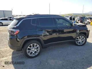 2023 Jeep Compass Latitude Lux z VIN 3C4NJDFNXPT522385, wystawiony jako Copart lot #57990555 z przebiegiem 28 159 mil mil oraz Szkoda całkowita • Salvage title. Historia ofert i sprzedaży dostępna na DreamBid. Obrazek 3.